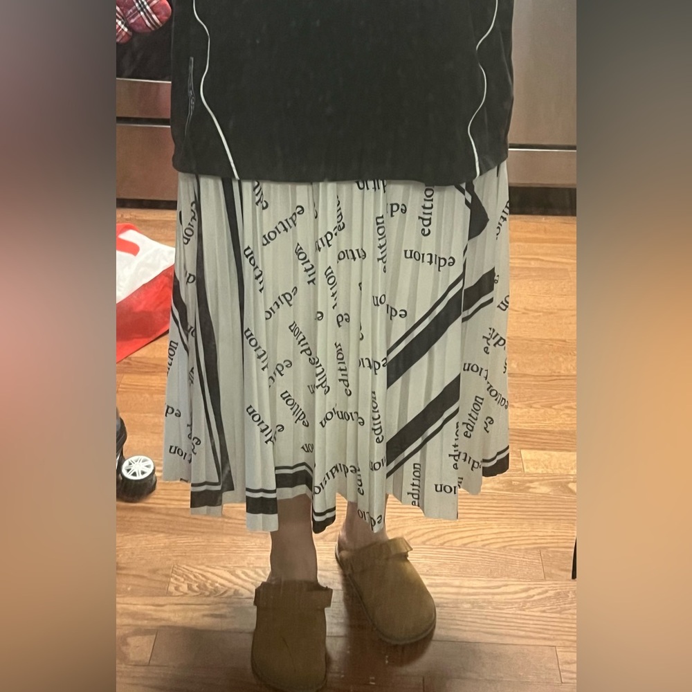 Korean Boutique Black and White Pleated Skirt - Picture 5 of 5